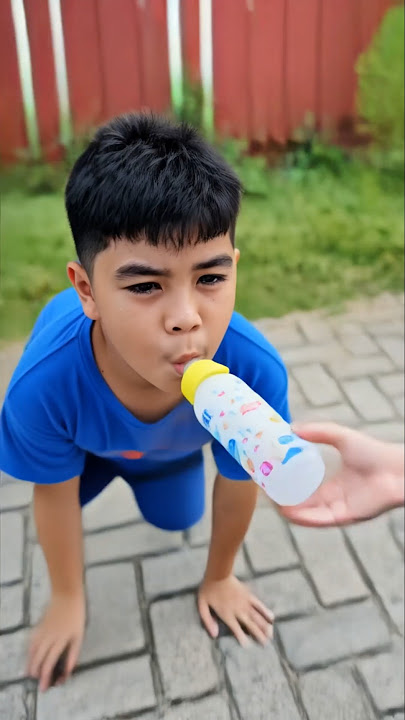 Berubah jadi bayi karena minum susu botol