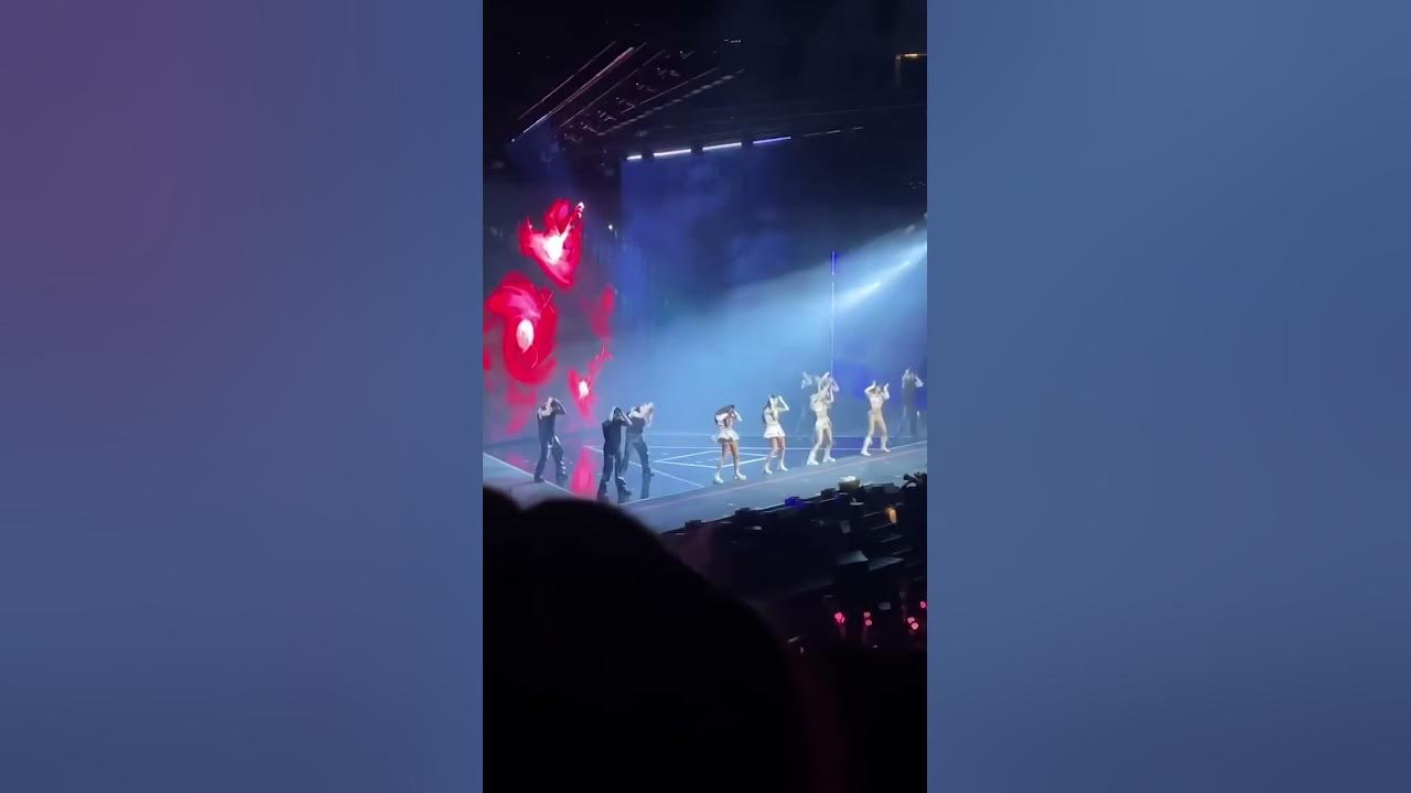 Jennie accidentally loses her balance during Pretty Savage! #blackpink #bornpinkconcert #jennie