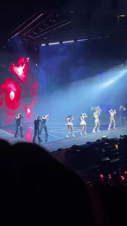Jennie accidentally loses her balance during Pretty Savage! #blackpink #bornpinkconcert #jennie