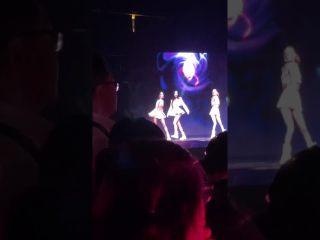 Jennie accidentally loses her balance during Pretty Savage! #blackpink #bornpinkconcert #jennie class=