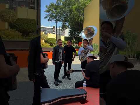 Ensayando en la calle… ¿nos vieron? 🎶👀