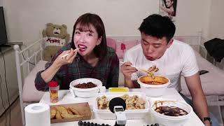 Makan diam-diam..