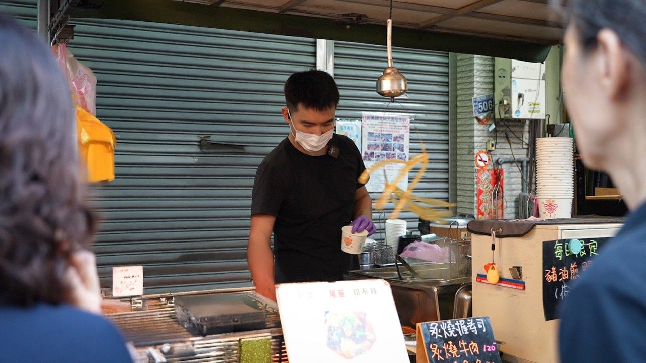 20歲放棄大學去打工!被長輩看衰但不放棄,靠自己雙手撐起路邊攤!但現在創業還容易嗎? 縮圖