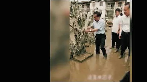 李克强总理在暴雨洪水灾害之后去看望底层群众，走在洪水过后水中裤腿打湿了，给平凡人老百姓鼓劲，祝福平凡人创业成功 - 天天要闻