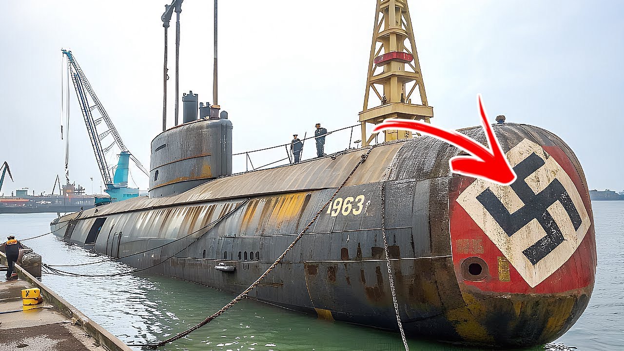 În Interiorul Buncărului Distrus Au Fost Găsite Submarine Germane Care S-Au Păstrat...