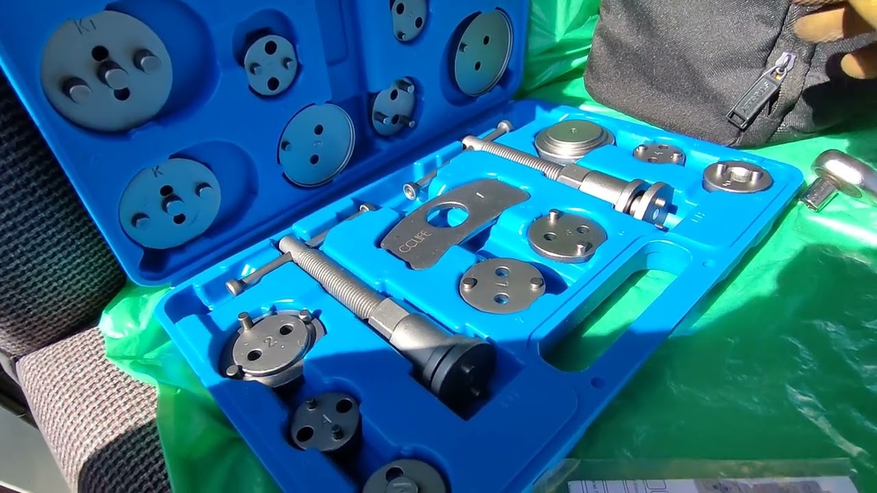 Sostituzione pastiglie freni a disco anteriori Ford Transit - Acciaio Vegetale DIY