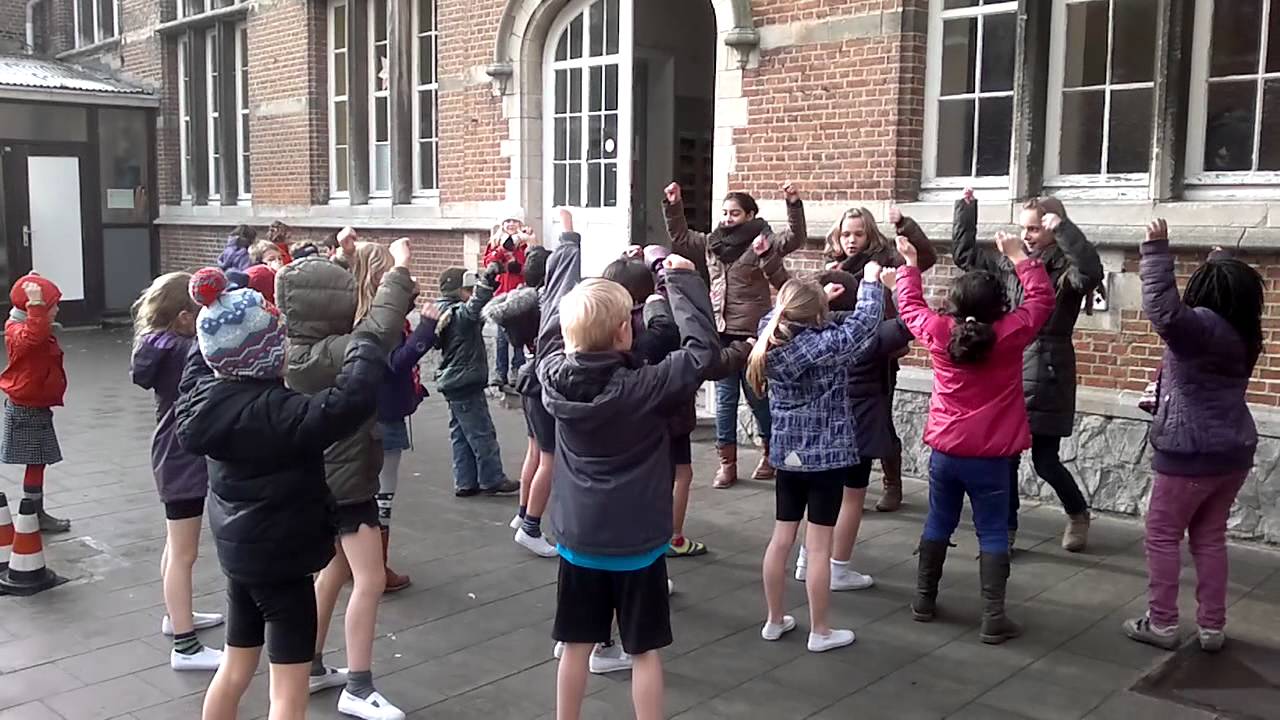 Groot leert klein de 'Move tegen Pesten'.
