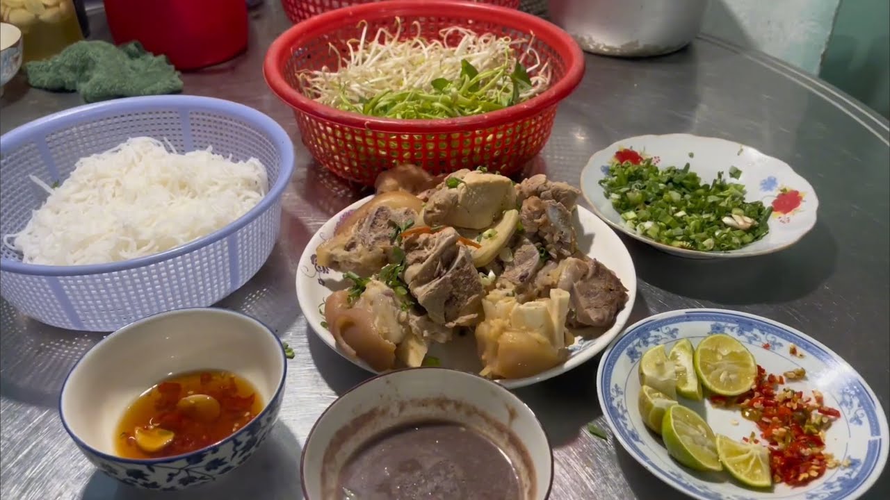 Bữa nay mua gio heo nấu bún riêu và sươn 