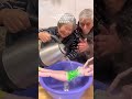 Los abuelos arruinaron accidentalmente los vestidos de la nieta.