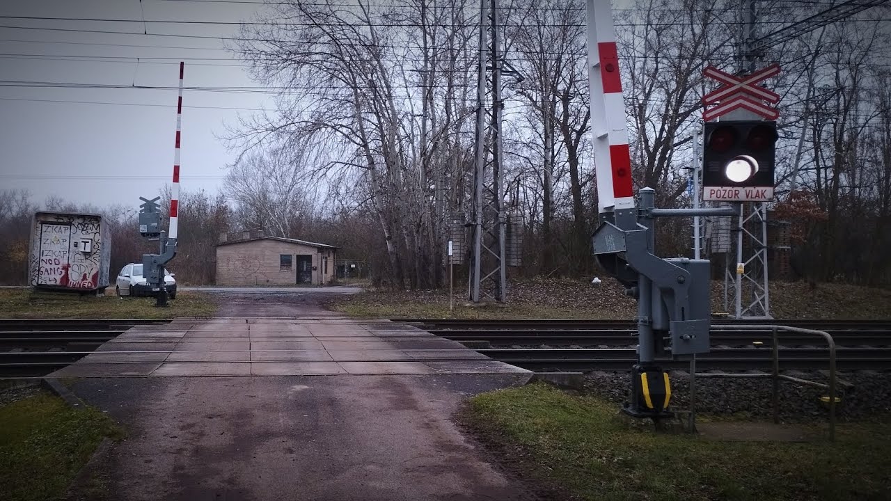 Železniční přejezd [P2411] Hněvice - AŽD 71