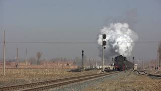 平庄の上游形SL牽引石炭列車～内蒙古自治区・平庄煤礦鉄路(SY steam in Pingzhuang coal mine railway, Inner Mongolia)
