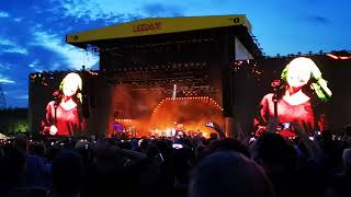 Video thumbnail of "Dave Grohl sings My Hero with daughter Violet Grohl, Foo Fighters Live Leeds Festival 2019"