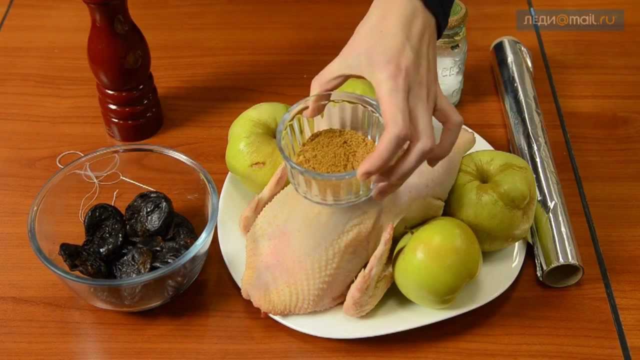 Курица, фаршированная яблоками и черносливом