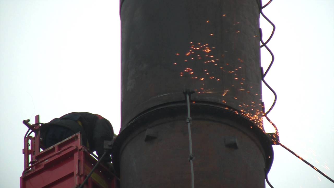 Демонтаж металлической трубы. Резка металла на высоте. - YouTube