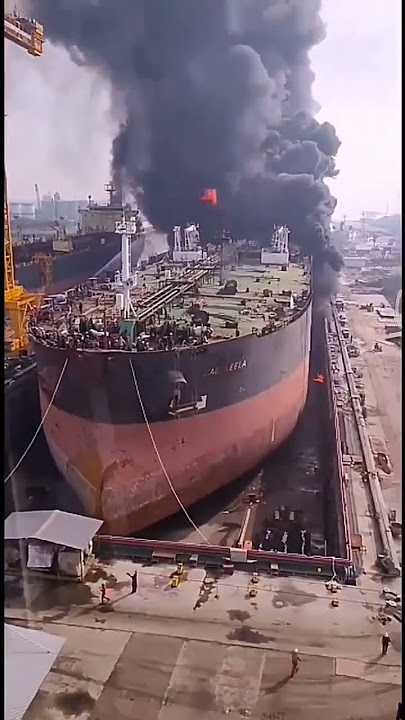 Kapal tanker kebakaran pas lagi ngedok #short vidio#kebakaran#short