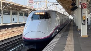 JR東日本E2系新幹線幹ｾｼJ71編成が小山駅4番線になすの270号東京行きとして発車する動画（2024.3.16）