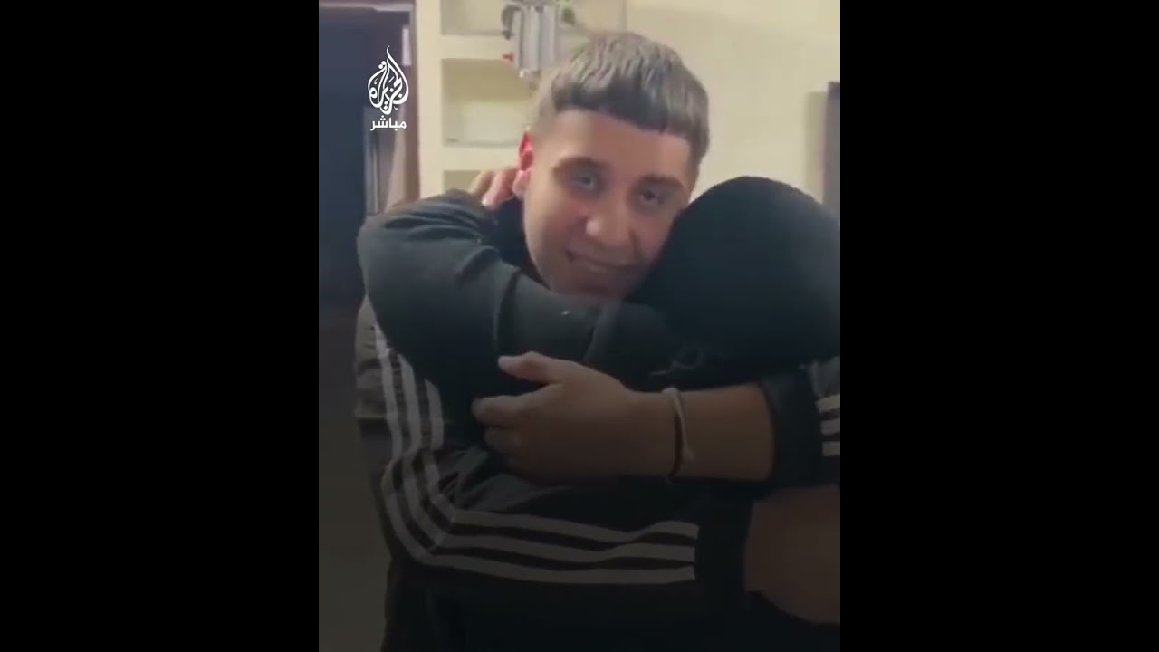 لحظة وصول الأسير المحرر محمد جاد الله إلى منزله بعد الإفراج عنه