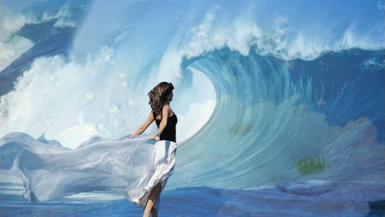 Волна жизни 8. Девушка-море. Девочка на море. Девушка в волнах моря. Девушка идущая по волнам.