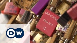 Под гнетом любви: мосты Парижа освобождают от замков влюбленных Под гнетом любви: мосты Парижа освобождают от замков влюбленных