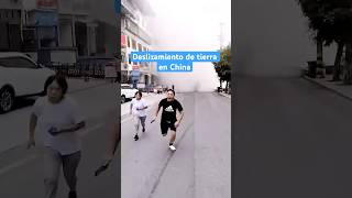 Un deslizamiento de tierra al suroeste de China sepulta varios edificios #shorts