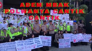 POLWAN CANTIK BAWA POSTER LUCU BIKIN ADEM DI DEMO BURUH