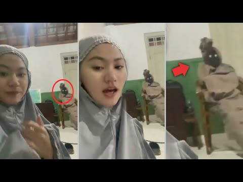 Pocong Duduk di