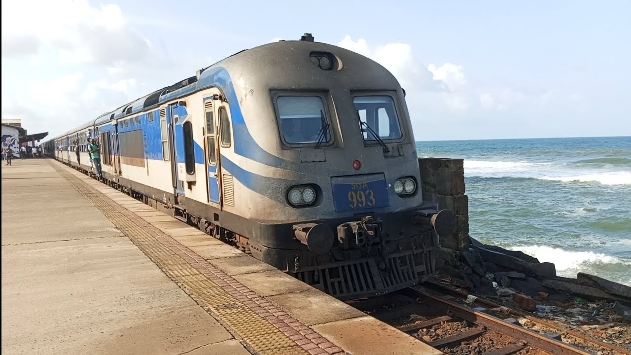 Class S13 A Morning Office Time train 🚄 කොල්ලුපිටිය දුම්රිය ස්තානය ...