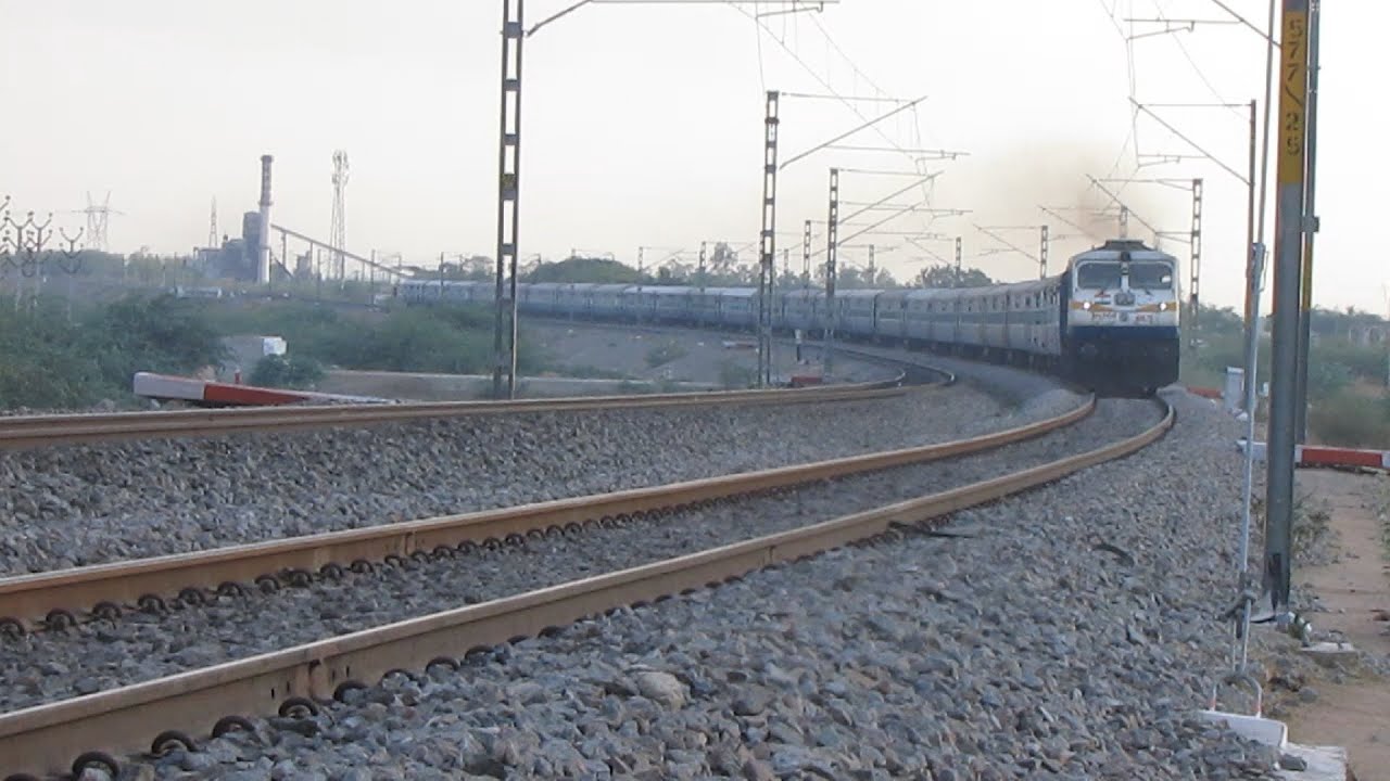 [HD]: PUNE WDP 4D led The SWR KING Karnataka Express rips Chiksugur LC Gate at MPS | INDIAN RAILWAYS