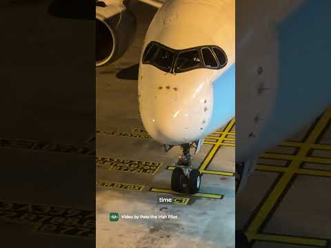 Video Precision Plane Parking! (Singapore Airlines A350 CLOSE UP Parking on Airport Stand)