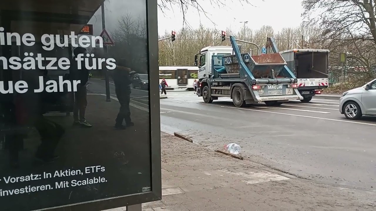 Zug Straßenbahn Linie 3 nach Gölinger Zentrum 
