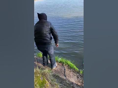 Поскользнулся и упал в озеро! - YouTube
