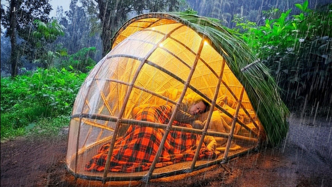 Сложно построить уникальное и уютное укрытие под проливным дождём.