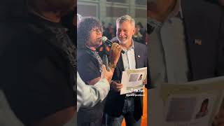 Que grande Carlos la Mona Jiménez ! Gracias por llenar de alegría a todos los cordobeses