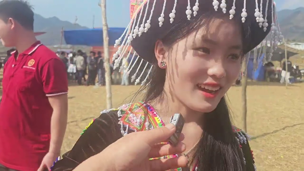Phỏng vấn gái xinh tại lễ hội gào tào gia khâu.  Lai châu 