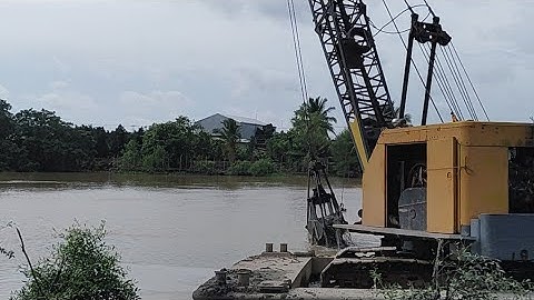 Xáng Cạp Đất Đang Hoạt Động Trên Sông