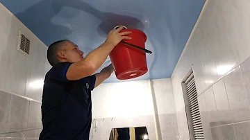 Как безопасно слить воду с натяжного потолка