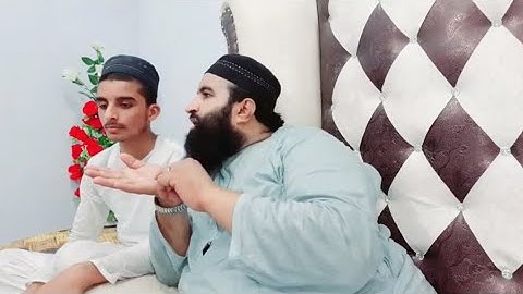 رجل يعلم ابنه قراءة القرآن الكريم بشكل جميل و مثير مشاء الله
