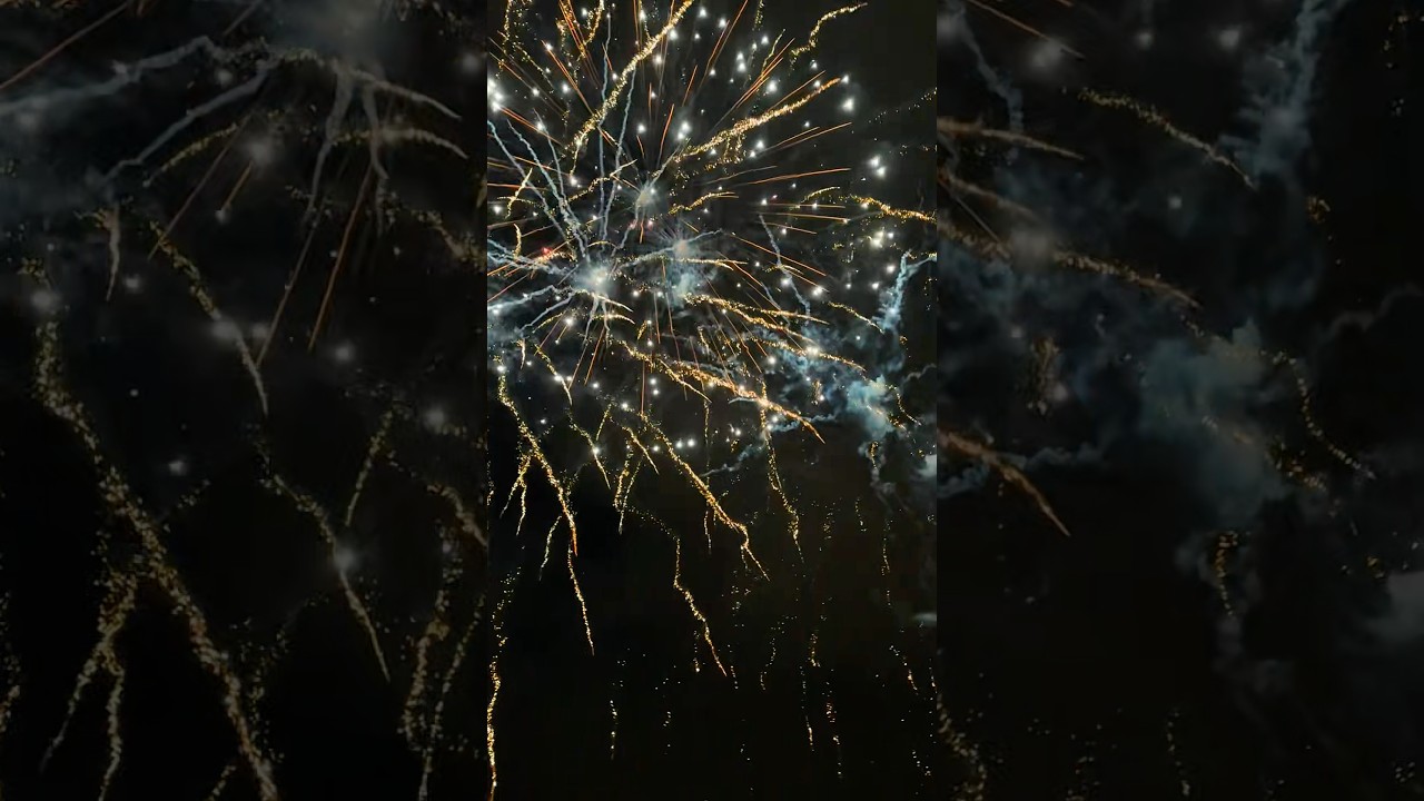 Shooting multiple shells at once! Total pyro chaos 🔥💥 