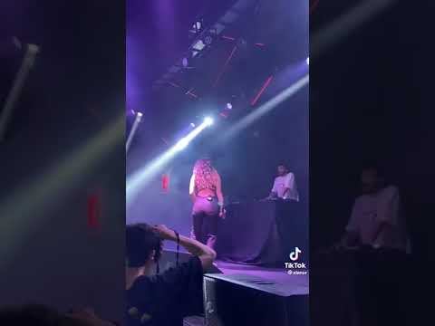 Elanur konserde Twerk atıyor