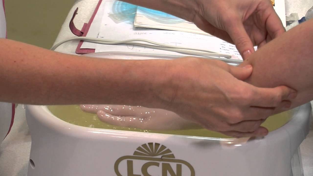 How to apply paraffin wax profesionally to the hands 