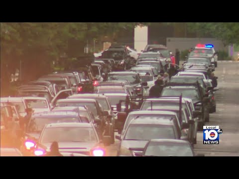Hundreds of drivers wait to receive gift of ‘Noche Buena’ food in Little Havana