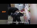 Un Médico Chino hace respiración artificial a hombre de 80 años desmayado en un supermercado