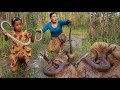 Found catch snake in flood forest- Mother cooking snake soup hot spicy for dinner of survival