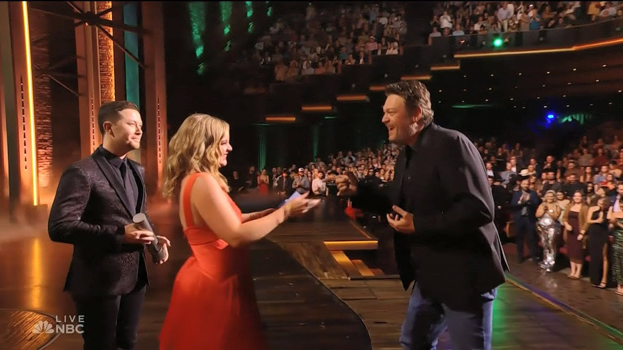 Peoples Choice Country Awards   Lauren Alaina and Scotty McCreery Present Award to Blake Shelton