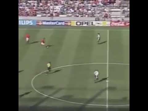 مثل هذا اليوم عام 1998 دينيس بيركامب ي سجل هذا الهدف الرائع في مرمى الأرجنتين بكأس العالم