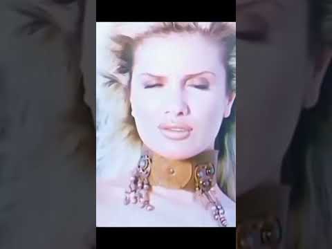 نيكول سابا في مطار القاهرة  نيكول سابا