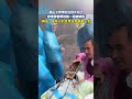 挑山工师傅实在挑不动了，想请游客帮他挑一程被婉拒，网友：成年人的世界没有容易二字 #大熱門