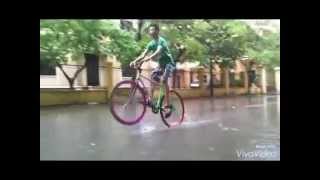hai thanh niên đi xe đạp mạo hiểm (hài hước)