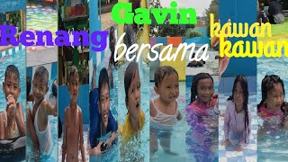Gavin renang bersama teman teman... Jadi asyik dan seru renangnya...😀😍