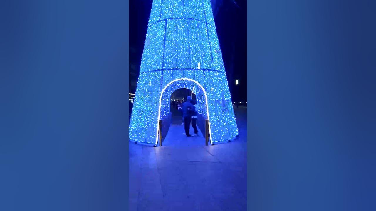 Lysande blå julgran Torrevieja centrum YouTube